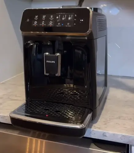 Técnico de cafeteras express en Neuquén realizando limpieza de caldera y ajuste de presión en una máquina profesional para garantizar un espresso perfecto.