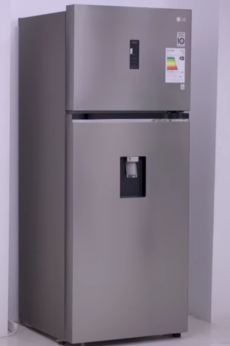 Primer plano de un técnico matriculado realizando el diagnóstico y cambio de placa electrónica (PCB) en una heladera Samsung Inverter en Neuquén Capital. Se observan herramientas profesionales.